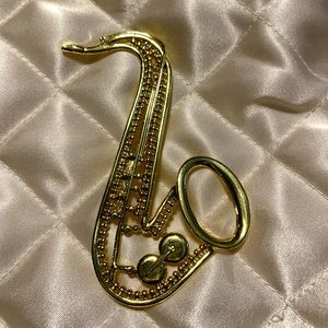 Saxophone pin